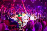 Roncalli begeistert mit Action, Gags und lasziver Erotik-Show