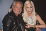 Gianni Versace gründete 1978 das gleichnamige Modehaus Versace in Mailand. Am 15. Juli 1997 wurde der Designer vor seiner Villa in Miami Beach ermordet.