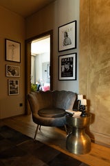 Goldene Wände anstatt Holz. In ihrem Apartment verzichtet die Marketingchefin der Sonnbergstuben auf Chalet-Style. Alte VOGUE-Covers von Grace Kelly und Audrey Hepburn sowie Fotos von Marilyn Monroe erinnern Anja an ihre Zeit in Los Angeles. 