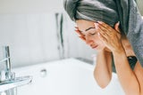 Machen fast alle! Dieser Abschminkfehler sorgt für Falten