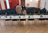 Der Verhandlungssaal ist bereits geöffnet