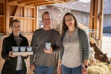 Adele Schreiner (l.), Geschäftsführerin der Molkerei Seifried, gemeinsam mit Daniela und Friedrich Gittmaier aus Eberschwang, die u.a. die Bio-Milch für den Spar Natur*pur Bio-Rahmkefir liefern.