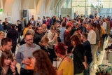 Weinliebhaber treffen sich beim Orange Wine Festival in der Ovalhalle und der Arena 21 im Museumsquartier Wien..