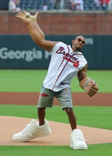 US-Rapper "Ludacris" (46) erscheint mit Riesenarmen zu Baseball-Spiel