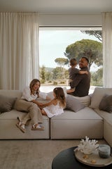 Mit Ehemann Maxime und den Kindern Sky und Ace auf der Sofalandschaft "Lennon" aus der Westwing-Collection.