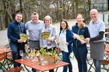 Freuen sich über den neuen Themenwanderweg: Wolfgang Schrahböck (Harzberg Buam), Michael Wollinger (Wienerwald Tourismus), Irene Moser (Aufsichtsrätin Wienerwald Tourismus), Joelle Kußnow (Stadtgemeinde Bad Vöslau), Andrea Bogner (Wienerwald Tourismus) und Björn Bannert (Harzberg Buam) 