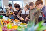 Beim Exotenseminar kosteten sich die Lehrlinge durch viele Früchte.