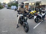 Tobias Lächeln kann man auch unterm Helm sehen bei seiner ersten Ausfahrt mit dem eigenen Motorrad.