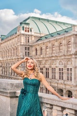 Ekaterina Mucha in ihrem kompletten Outfit für den Opernball (Kleid von Erika Suess)