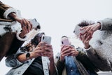 "Doomscrolling": Was tun, wenn die Nachrichtenflut zu viel wird?