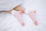 Mit oder ohne Socken schlafen? Diese Variante ist gesünder