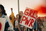 Schock-Bericht: Frauenrechte gehen in jedem vierten Land zurück!