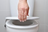 Bakterien-Alarm: Warum Sie den Toilettendeckel immer schließen sollten