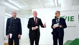 Franz Ruf (Generaldirektor für die öffentliche Sicherheit), Innenminister Gerhard Karner (ÖVP) und Vorstandsdirektor Günther Ofner (Flughafen Wien AG) im Rahmen einer PK mit dem Titel „Neues Grenzterminal am Flughafen Wien“ am Donnerstag, 5. Februar 2025, am Flughafen Wien-Schwechat.&nbsp;