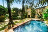 Das einen halben Hektar große Anwesen der Villa Serenita liegt in einer Privatwohnanlage. Hier wurde für die fünfte Staffel der Kultserie gedreht.  
