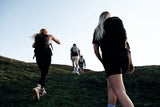Moderne Outfits und Gadgets, wie ultraleichte Wanderschuhe, sind komfortabel und unterstützende Begleiter. Equipment von Salomon.  