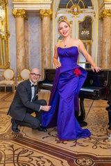 Lidia Baich trägt ein Kleid von Christian Seibold Couture und Schmuck von Manzbani.