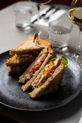 Sandwich-Kultur neu interpretiert: Triple Chicken Trüffel-Sandwich