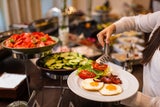 Stillen Sie den ersten Hunger bzw. Appetit nie mit ungesunden Speisen, sondern wählen Sie dafür sättigende (leichte Suppen) und ballaststoffreichen Salat. Das füllt den Magen und der Körper wird mit wichtigen Nährstoffen versorgt, die er für die Verarbeitung der Mahlzeit braucht. Tipp: Zwischen den Gängen – z. B. Salat und Hauptspeise – immer etwas Abstand halten. Das ist gut fürs Sättigungsgefühl.  
