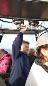 Pilot Adi Thaller reguliert mit Hilfe des Brenners die Fahrthöhe.