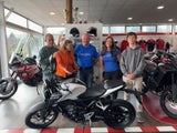 Durch die oe24-Charity konnte u.a. der Herzenswunsch von Tobias erfüllt werden.Tobias (r.) mit seinen Eltern (l.) und den Make-A-Wish-Wunscherfüllern bei der Motorradübergabe.