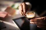 Ein Espresso ohne Milch und Zucker hat fast keine Kalorien.