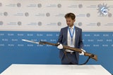 LKA-Sprecher Fabian Puchelt zeigt bei der Pressekonferenz das Repetiergewehr des Austro-Islamisten