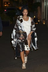 Rihanna setzt in New York ein modisches Statement und macht das Kuh-Muster zum neuesten Trend.
