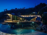 Rund um die Luxus-Villa ermöglicht eine riesige Terrasse ein Leben im Freien. Hier genießen Topmodel Karlie Kloss und Unternehmer Joshua Kushner nun die Zeit mit ihren kleinen Kindern.&nbsp;