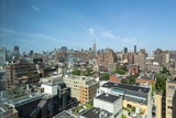 Stadtwohnung mit Blick über New York: Im schönen Künstlerviertel West Village befindet sich Hilary Swanks lässiges City-Apartment im 16. Stock des ikonischen Superior Ink Buildings. Die Aussicht reicht bis zum Empire State Building.