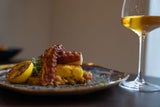 Mediterrane Küche: Gegrillter Oktopus mit Polenta.