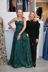Ekaterina Mucha mit Designerin Erika Suess.