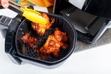 Dieses geniale Hausmittel macht den Airfryer blitzschnell sauber