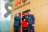 Interspar-geschäftsleiter in Perg Andreas Obermayr (l.) mit und Gerhard Panhofer, Kommandant der Freiwilligen Feuerwehr Perg (r.) freuen sich auf die gemeinsame Spendenaktion.