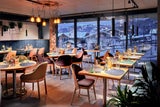 ever.grün Kaprun. Ski- &amp; Lifestylehotel am Fuße des Kitzsteinhorn Gletschers: Top-Asset: Eleganter Indoor-Pool.