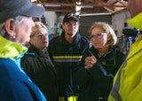 Die Landeshauptfrau und Ministerin Klaudia Tanner im Gespräch mit den Einsatzkräften. „Man versucht, den Menschen Mut und Zuspruch zu geben.“