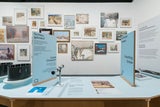 Ein Blick auf die kreativ gestaltete Ausstellung mit vielen interaktiven Stationen.