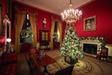 Repräsentativ sind nahezu alle 132 Zimmer in dem 5.110 Quadratmeter großen Gebäude mit sechs Stockwerken. Der berühmte Red Room kann wie der gesamte öffentliche Trakt besichtigt werden. Zu Weihnachten wird er – wie das gesamte Haus – aufwendig geschmückt.  