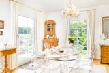 An ihren eleganten Glastisch mit neuen Stühlen des Star-Designers Philippe Starck unter dem Kristalluster bittet die Star-Astrologin gerne immer wieder Gäste. 