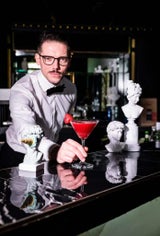 Chillige Barkeeper verwöhnen.