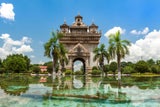 Gehemnisvolles Laos: Patuxay – Trumphbogenin de rlaotischen Hauptstadt Vientiane.