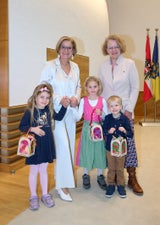Landeshauptfrau Johanna Mikl-Leitner und Familien-Landesrätin Christiane Teschl-Hofmeister mit Olivia Kienastberger, Magdalena Sampl und Moritz Laschober.