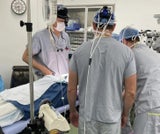 Der Augenchirurg Dr. Greg Moloney und seine Kollegen während einer Operation eines Patienten in Kanada.&nbsp;