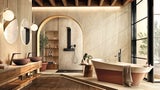 Mocha Mousse, von Pantone zur Farbe des Jahres 2025 gekürt, besticht durch seine weiche braune Nuance mit cremigen Untertönen. Badewanne Oxo Finish Studio Mocha Mousse und Waschtische Slender Brown Cioccolato, beides von noken.com