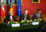 Landeshauptfrau Johanna Mikl-Leitner und Propst Anton Höslinger  anlässlich des Landesfeiertages im Stift Klosterneuburg.