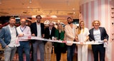 AÏDA-Café am Berliner Hauptbahnhof mit dem Franchisepartner Lagardère Travel Retail - v.l.n.r.: Thomas Gross (Lagardère), Christian Kästner (Lagardère), Benjamin Keuchel (Lagardère), Patrice Nazaret (Lagardère), Monika Jung (DB InfraGO), Dominik Prousek (AÏDA Café), Sarah von Nordheim (DB InfraGO), Oliver Gebert (DB InfraGO)