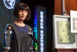 Roboterkünstler Ai-Da wird am 6. Juli 2023 in Genf von ihrem Schöpfer Aidan Meller vorgestellt.&nbsp;