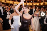 Opernball 2025 im Live-Ticker: Herzig! Leni tanzt mit Debütantin