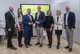 Harald Mießner (BILLA Vorstand Vertrieb), Antonia Herunter (Mitglied des österreichischen Bundesrates), Marco Triller (Abgeordneter zum Steirischen Landtag), Peter Gschiel (BILLA Vertriebsdirektor), Karin Gruber (Bezirksvorsteherin Eggenberg), Lisa Köb (Head of People &amp; Culture BILLA) und Arnd Riehl (Managing Director People &amp; Culture REWE International AG) bei der feierlichen Eröffnung des modernisierten BILLA Ausbildungszentrums in Graz.