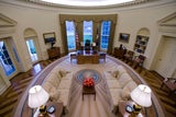 Zuerst die Arbeit. Im allseits bekannten Oval Office wird seit 1909 Geschichte geschrieben. 